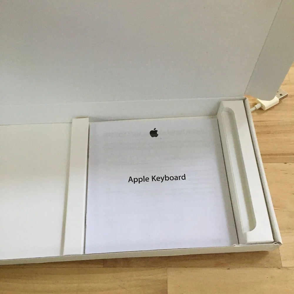 Apple Keyboard - Picture 2 of 4